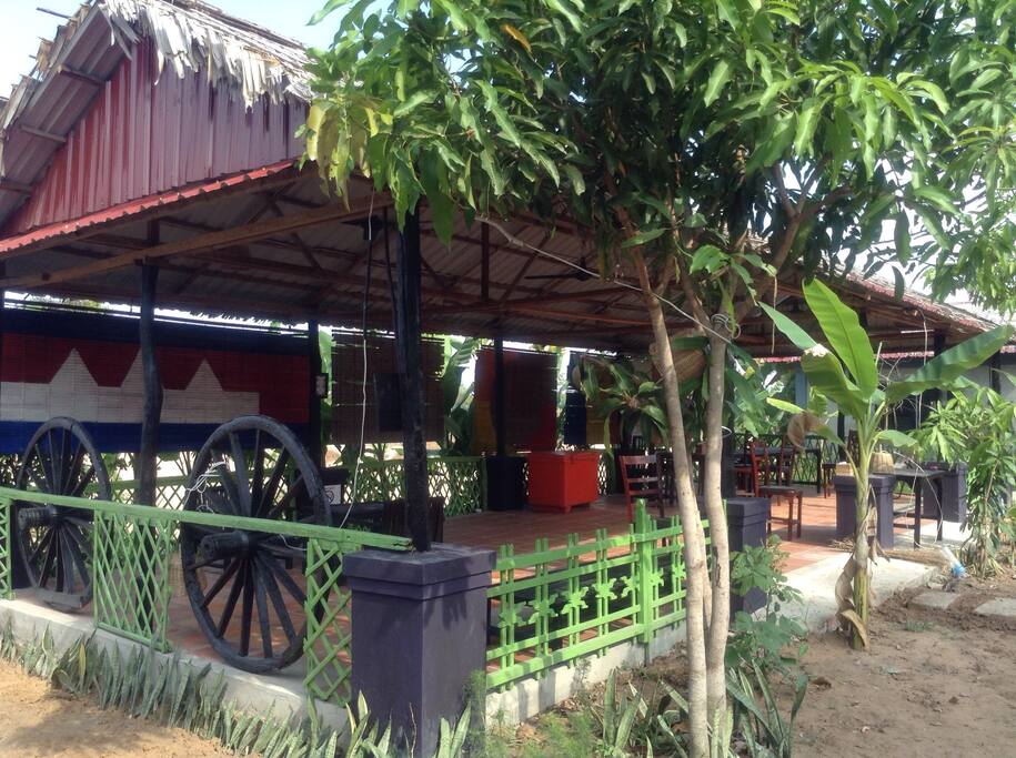 Huge and open hut serving for breakfast, lunch, dinner and any parties.