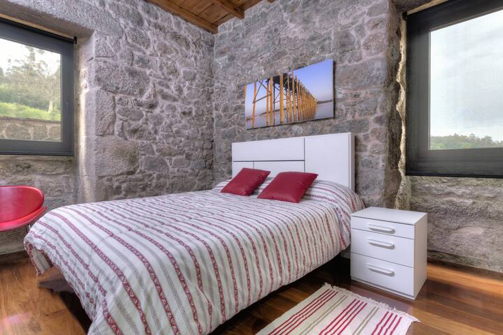 غرفة نوم رئيسية بسرير بمقاس كينج وحمامها الخاص