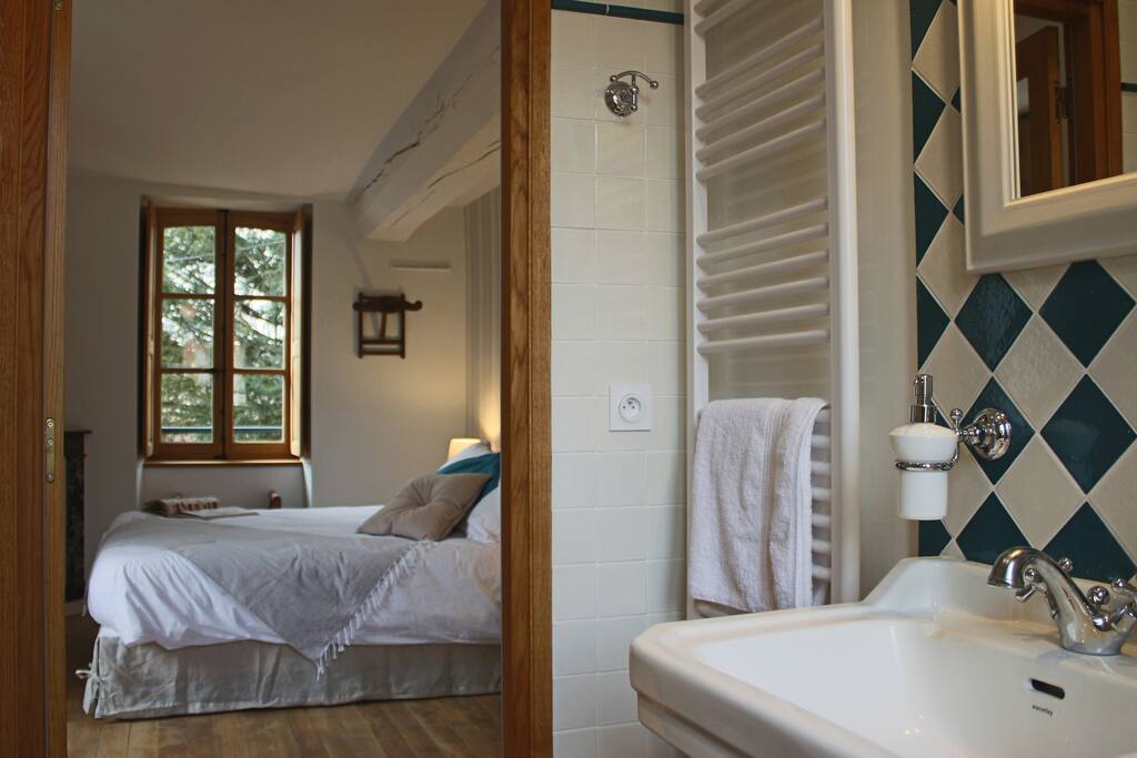 Salle de bain privative, grande baignoire