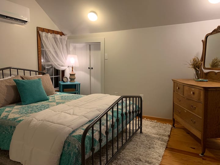 غرفة نوم رئيسية بنصف حمام داخلي.