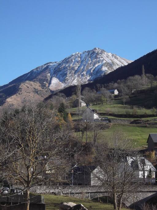 vue du jardin sur les montagnes Ayré