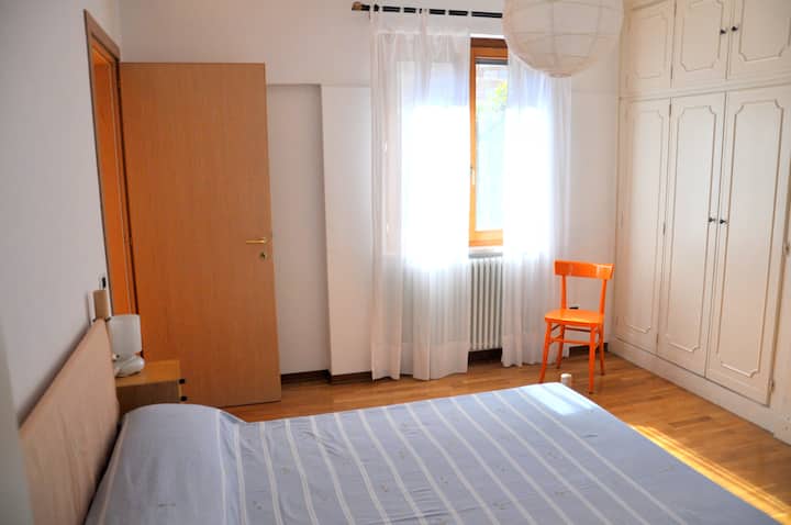 Camera matrimoniale con bagno in camera - ห้องเตียงใหญ่พร้อมห้องน้ำในตัว