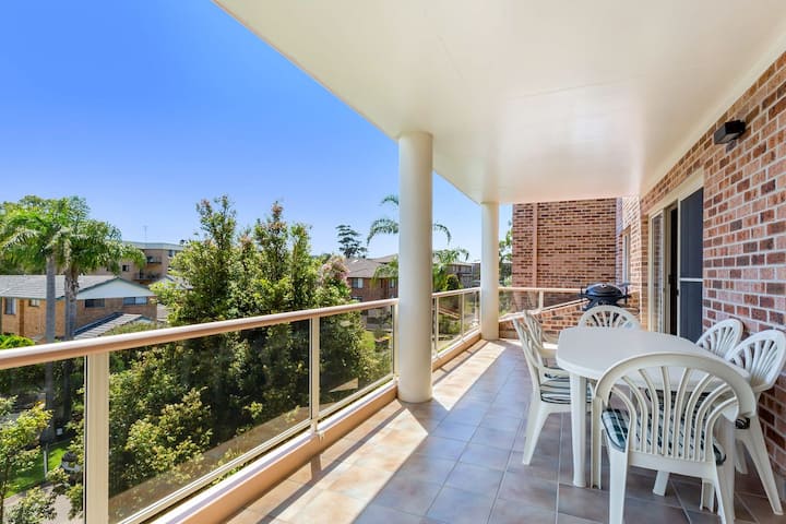 Cottage Court, 4/6-10 Weatherly Cl -  Little Beach - Nelson Bay