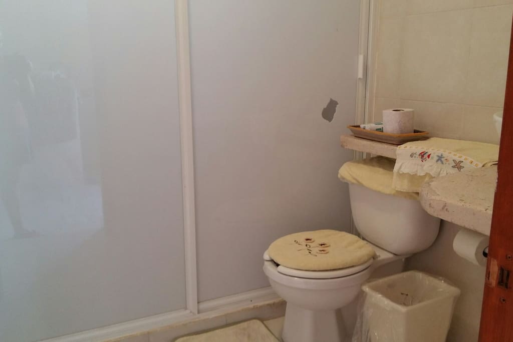 Baño completo con agua caliente , toallas