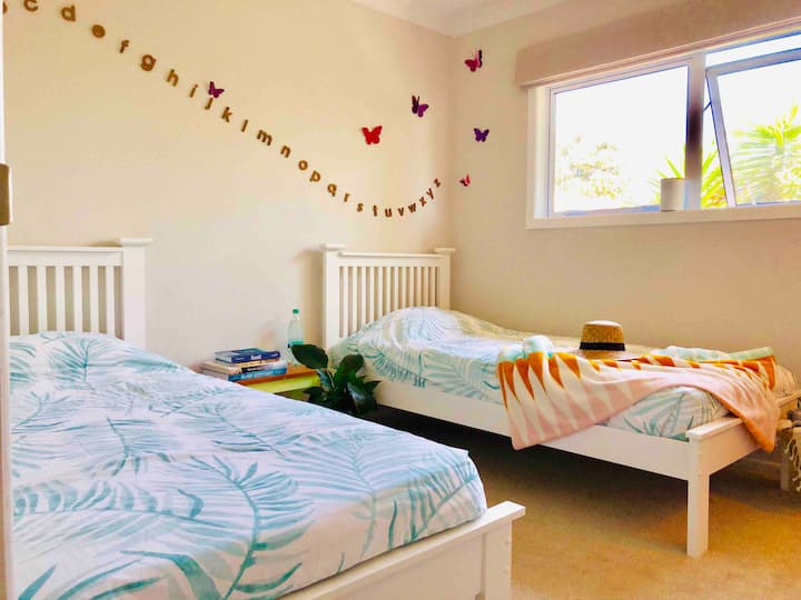 Detta är det andra sovrummet med två enkelsängar som du kan flytta tillsammans för par.