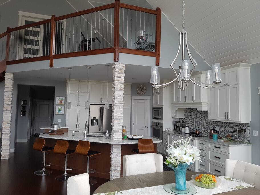 Kitche and Loft over. Wonderful park & Lake & mountain views from here