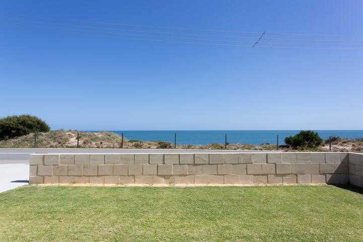 Pet friendly, views, beach, enclosed backyard! gallery image 2
