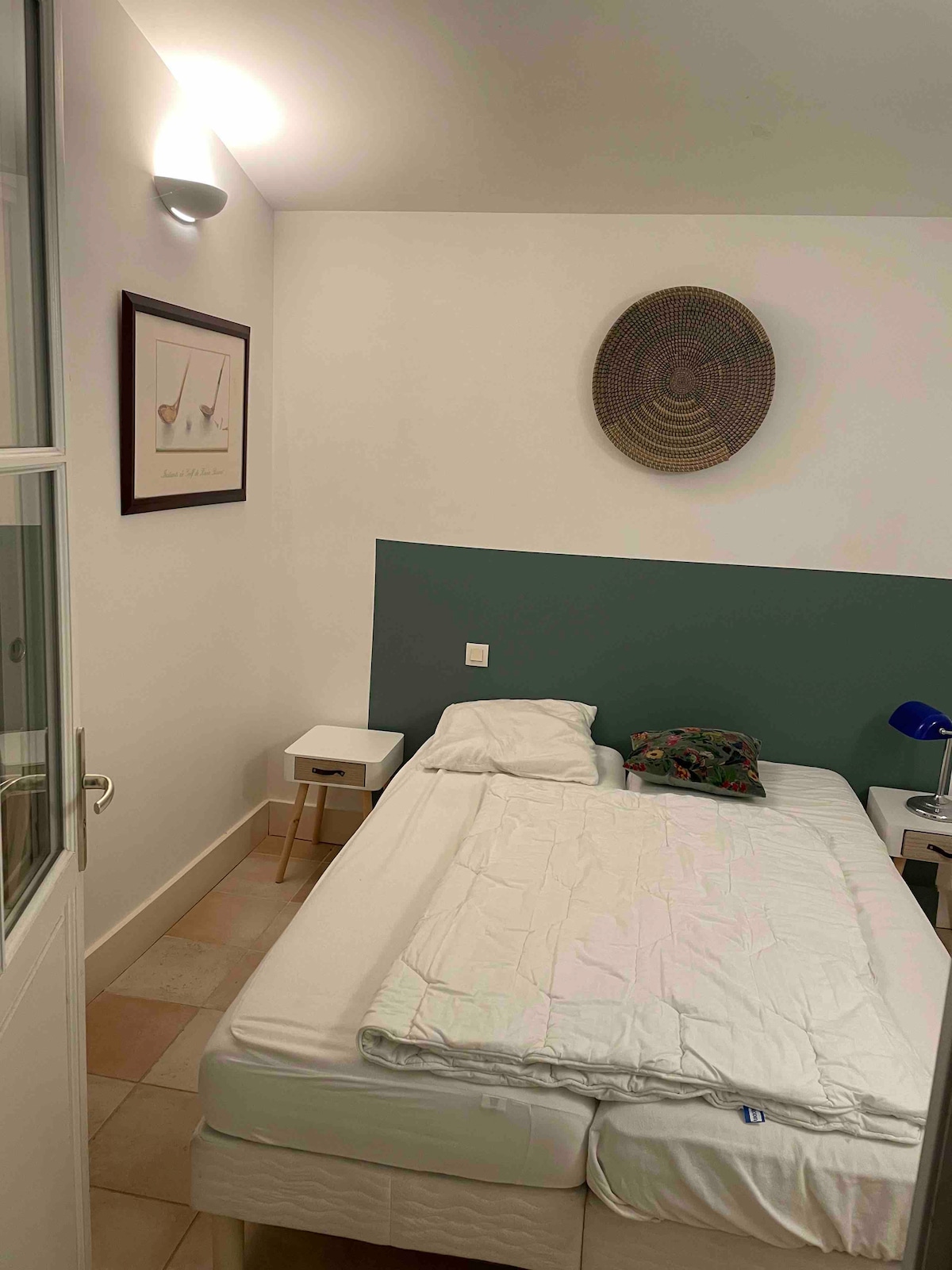 Spálňa s manželskou posteľou, kúpeľňou a WC