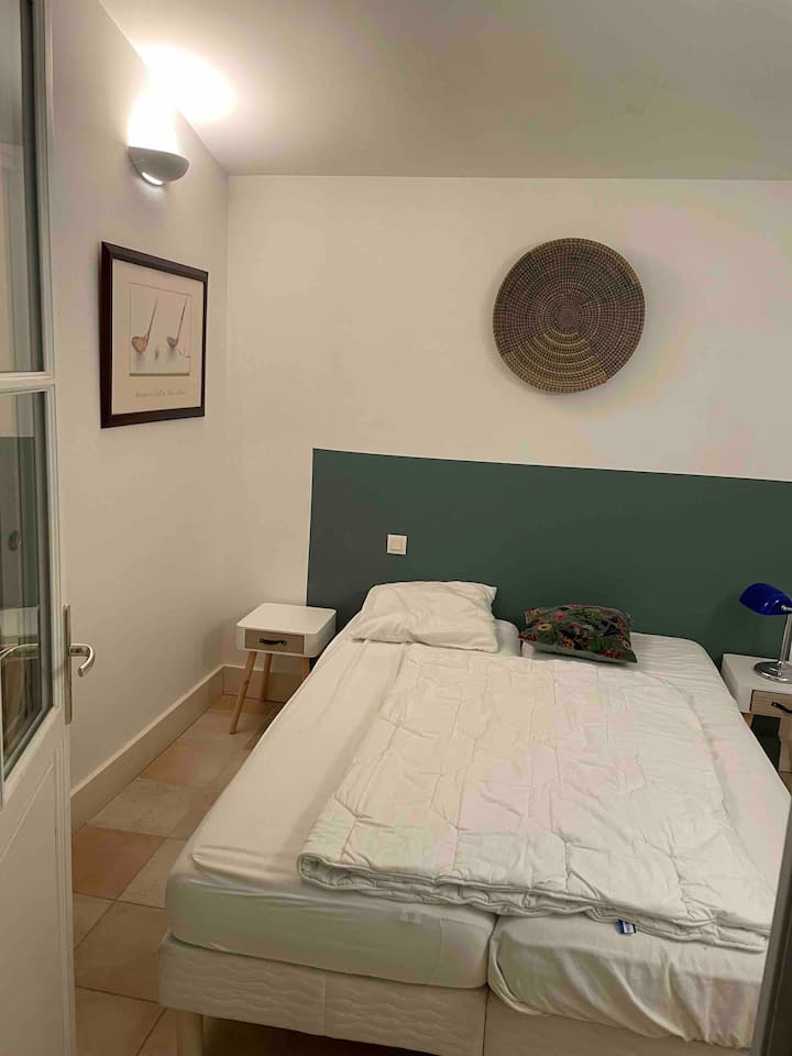 Habitación doble con cuarto de baño y aseo