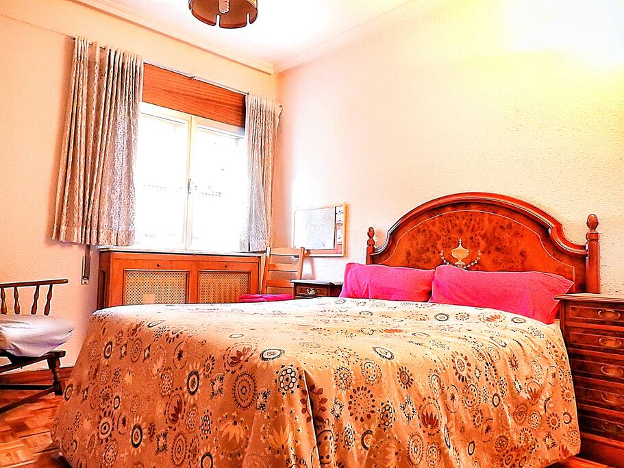 cama matrimonial (135 cm ancho x 190 cm largo).