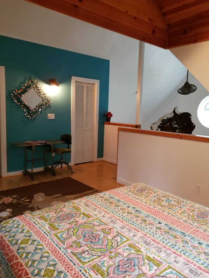 阁楼卧室，包括小型古董桌椅