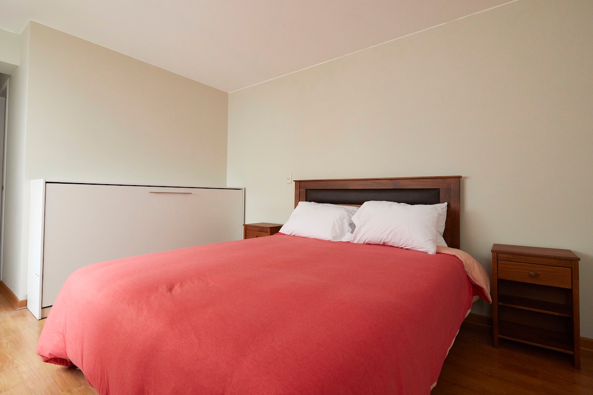 Hlavná spálňa a výhľad na dvojitú posteľ.