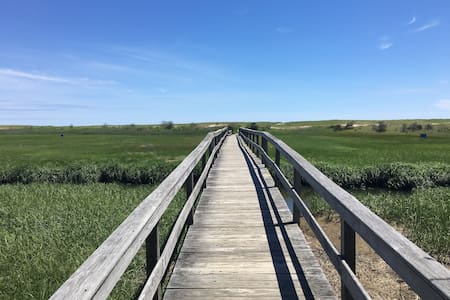 Cozy Waterfront Apartment, Private Beach Access