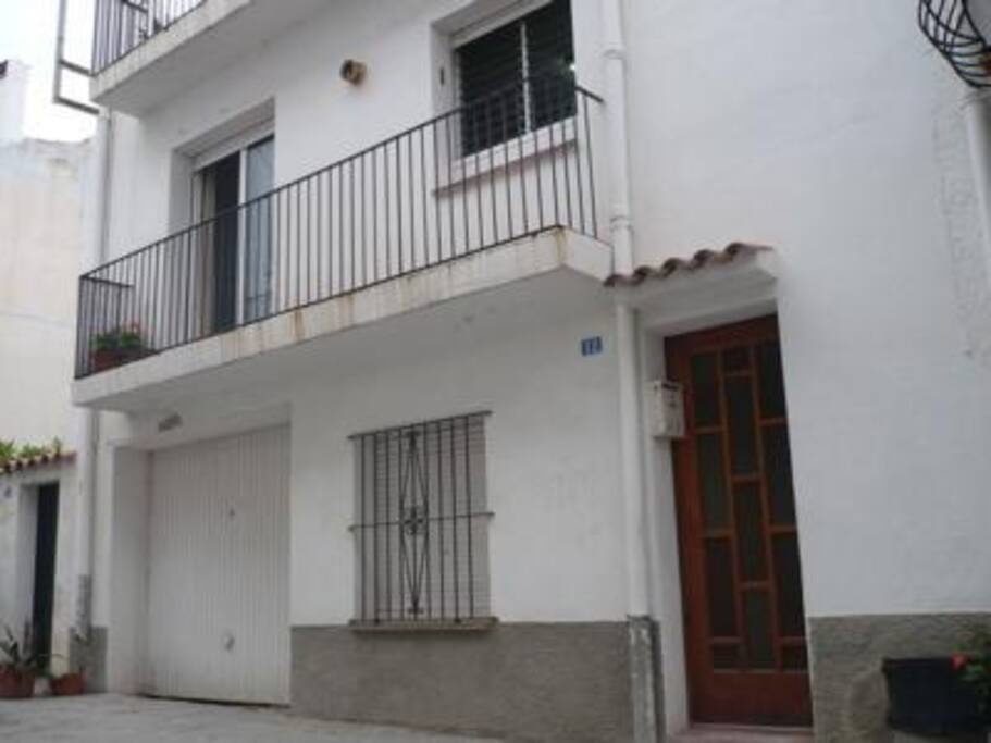 Entrance to the building, the apartment is the first balcony!