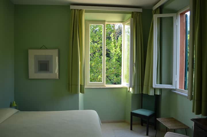 DORMITORIO 1 HABITACIÓN VERDE
Ubicación de la esquina de la cama doble

en el primer piso