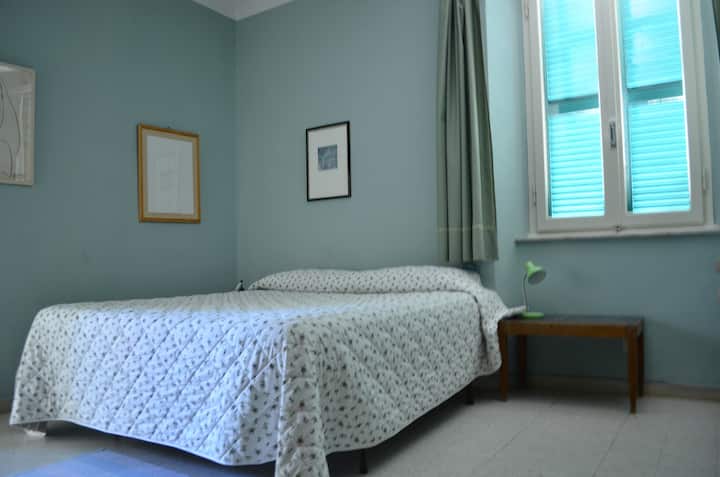 DORMITORIO 2 /HABITACIÓN AZUL
Cama doble en
el primer piso 