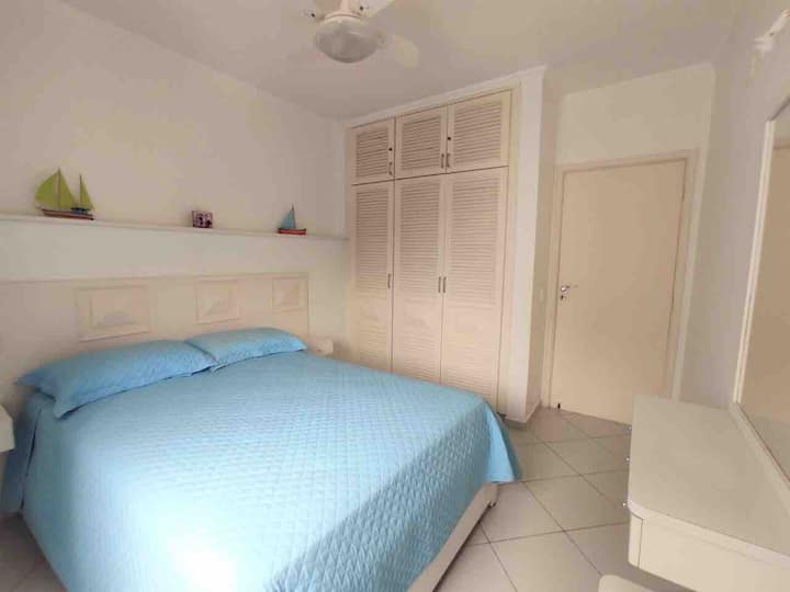 Habitación doble con aire acondicionado, ventilador de techo y TV pequeña. 1 cama doble + 1 cama auxiliar individual.