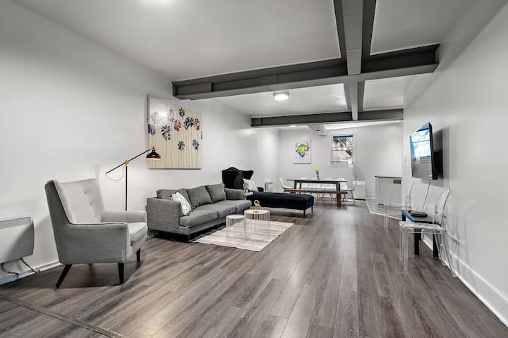 Huge & Stylish – 3BR – Sleeps 10 – Top Location