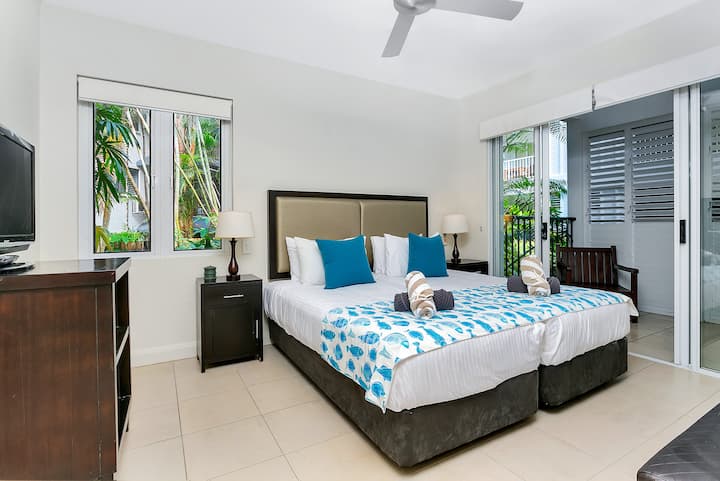 Segundo dormitorio con cama tamaño king o dos camas individuales con balcón propio, baño, TV. 