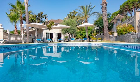 Basketball court, pool, BBQ, gardens, seaviews