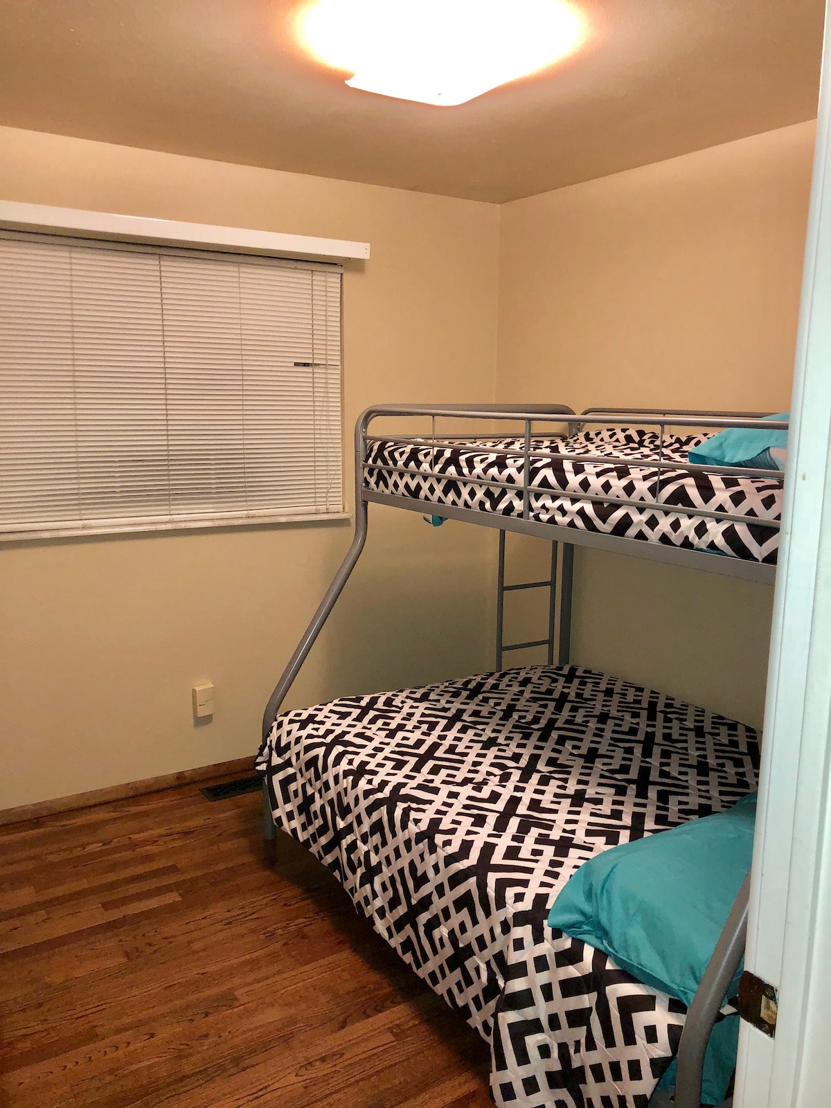 Dormitorio 2. Cama doble sobre una litera completa. 