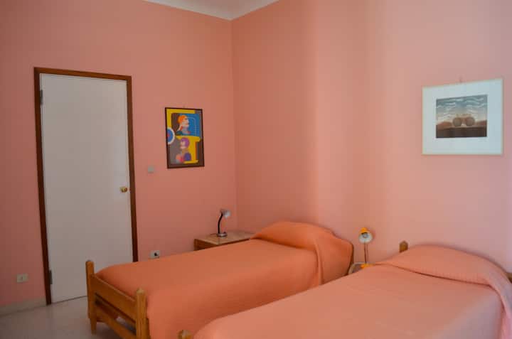 DORMITORIO 3, HABITACIÓN DE CORAL,
dos camas individuales.