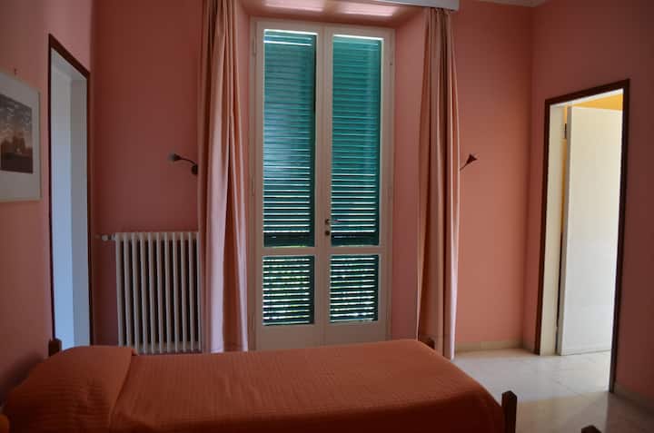 HABITACIÓN 3 HABITACIONES DE CORAL
 desde otro lado, está conectado al dormitorio 1 desde la puerta que se ve a la derecha