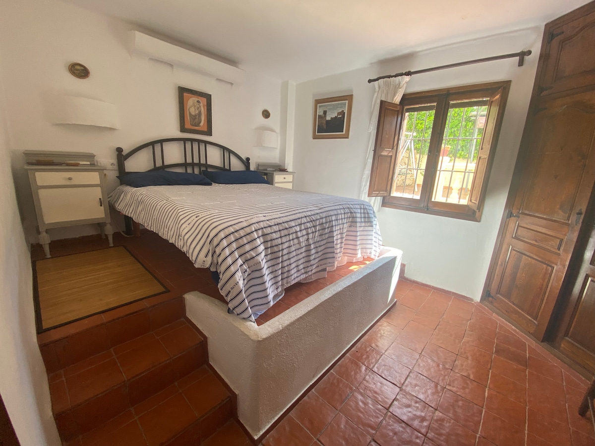 带风扇和躺椅电动床的主卧