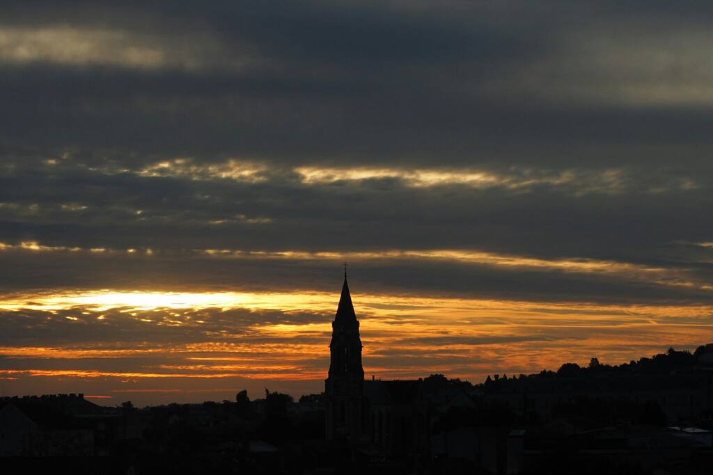 Soleil levant depuis le balcon côté cuisine. La journée commence bien!