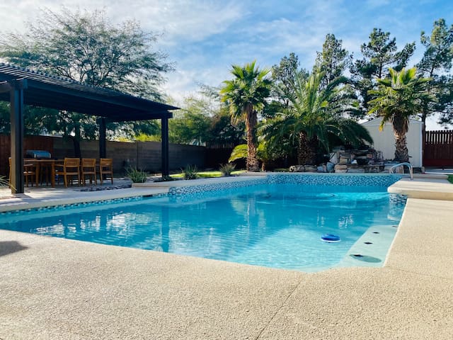 9 mins to Strip w/ Pool,Basketball,Firepit & Games