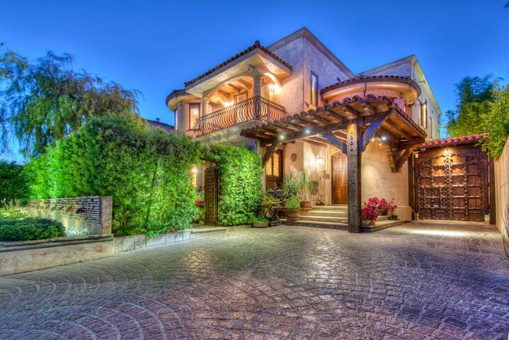 Luxurious Tuscan Villa gallery image 2