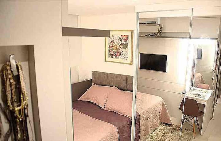 Suite con specchi dal soffitto al pavimento. 