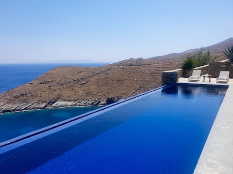 Popular Airbnb listing: KEA Cyclades Greece - Villa Hyperion in Δήμος Κέας