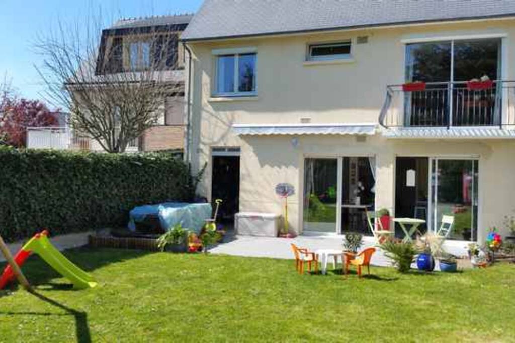 La terrasse à l'arrière de la maison