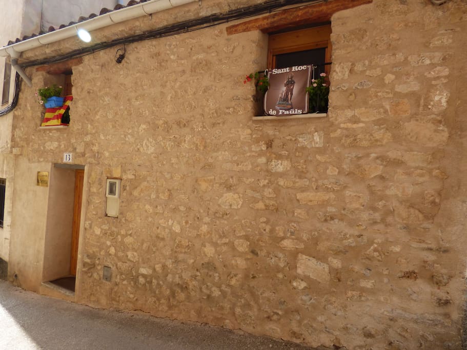 Lugar ideal para descansar y disfrutar de un entorno privilegiado.
La Serreta fue construida en el año 1900 y recientemente restaurada para acoger y ofrecer a sus viajeros con todas las comunidades de hoy en día.
Es una casa de dos plantas con un amplio comedor y cocina. Dispone de 2 habitaciones de matrimonio (150cm) y otra con una litera para tres plazas.
Se ha intentado conservar las paredes de piedra natural combinado con detalles de decoración modernos.
La serreta ofrece calefacción, televisión, DVD, Juegos de mesa, estufa de leña, nevera combi, lavadora, vitrocerámica, horno, microondas, cafetera, sandwichera, batidora, mesa y todos los utensilios para 7 personas.
Habitación 1: Cama de matrimonio, armario 4 puertas y televisión.
Habitación 2: Cama de matrimonio y armario empotrado.
Habitación 3: Cama matrimonio convertible en litera (3 plazas)
Cuarto de baño: Plato de ducha, lavabo, bañera bebés, secador de pelo y toallas.
Paüls se encuentra en la entrada al mazizo de "Els Ports", con execelentes comunicaciones con la playa, con la Terra Alta y Ribera d'Ebre.
Cerca del pueblo podeis realizar todo tipo de actividades al aire libre, BBT, trecking, paseos, escalada, observación de la fauna y la flora, etc.
¡Ven a Paüls!