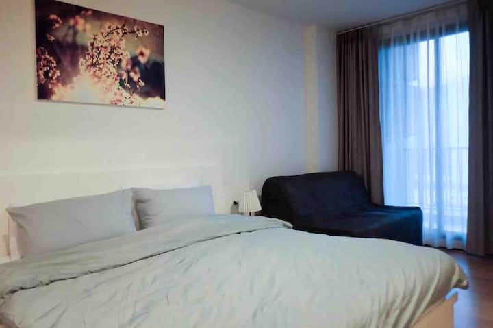 מיטת קינג סייז לשני אנשים.