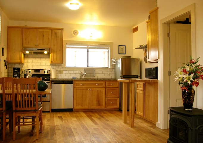 Attractive Downtown Cottage