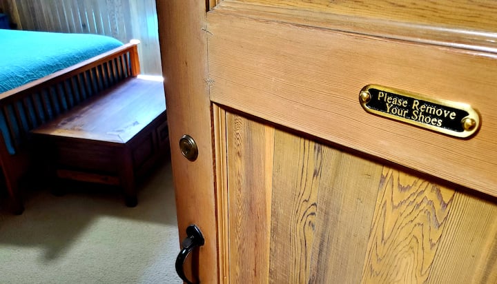 เข้ามาในห้องนอนปูพรม... ถอดรองเท้าแล้ว...