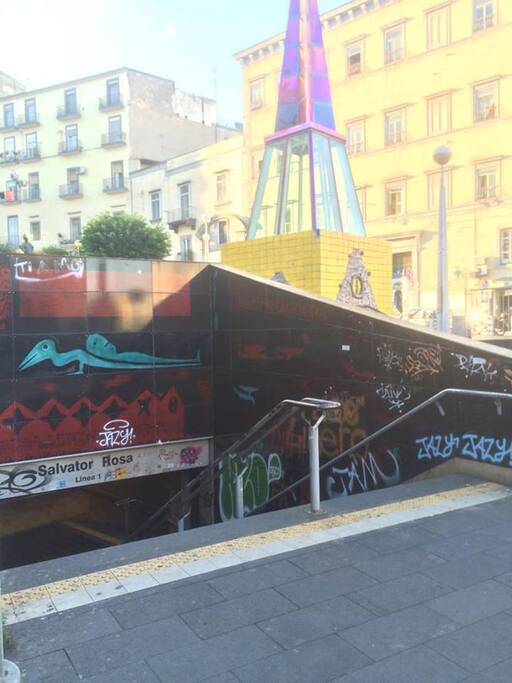 Metro Salvator Rosa a 3 minuti di cammino da casa.