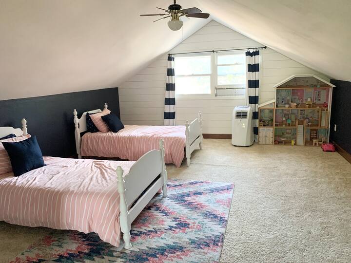 2 camas individuales y juguetes en el loft de arriba