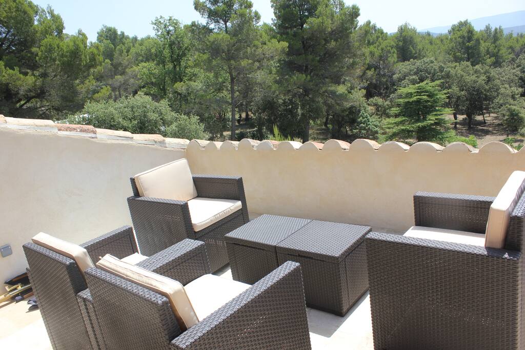 terrasse plein sud chambre salle de bain, vue Lubéron et Alpilles 180°