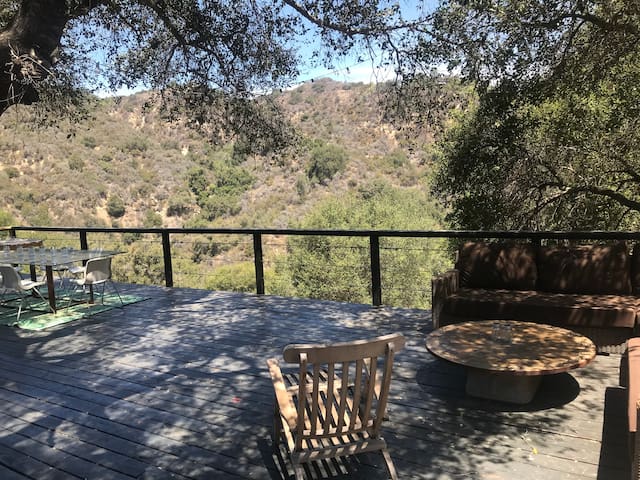 Deck House with Mountain View, mins to beach