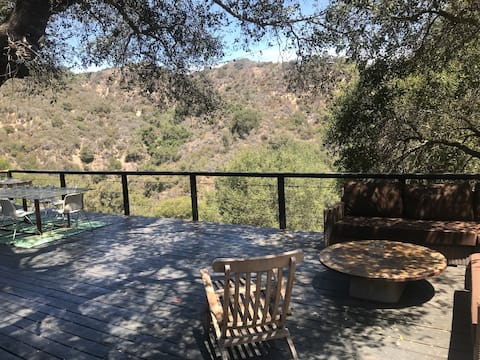 Deck House with Mountain View, mins to beach