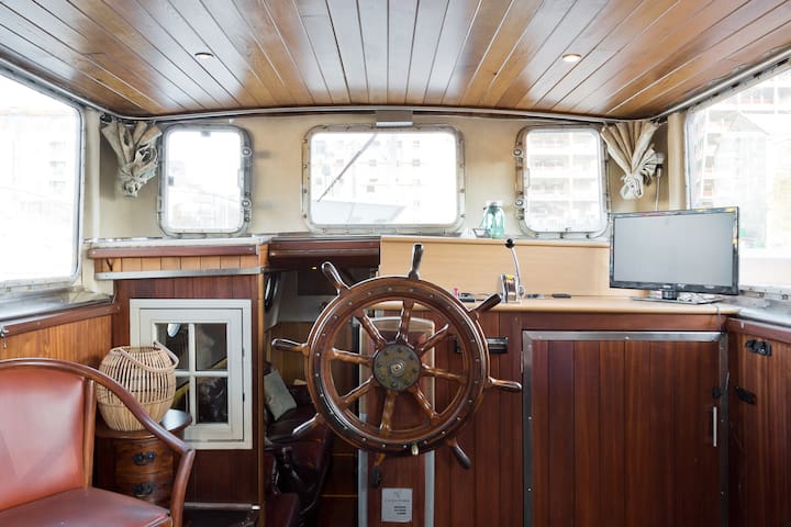 Houseboat, Grand Canal, Dublin – The Sunny Barger