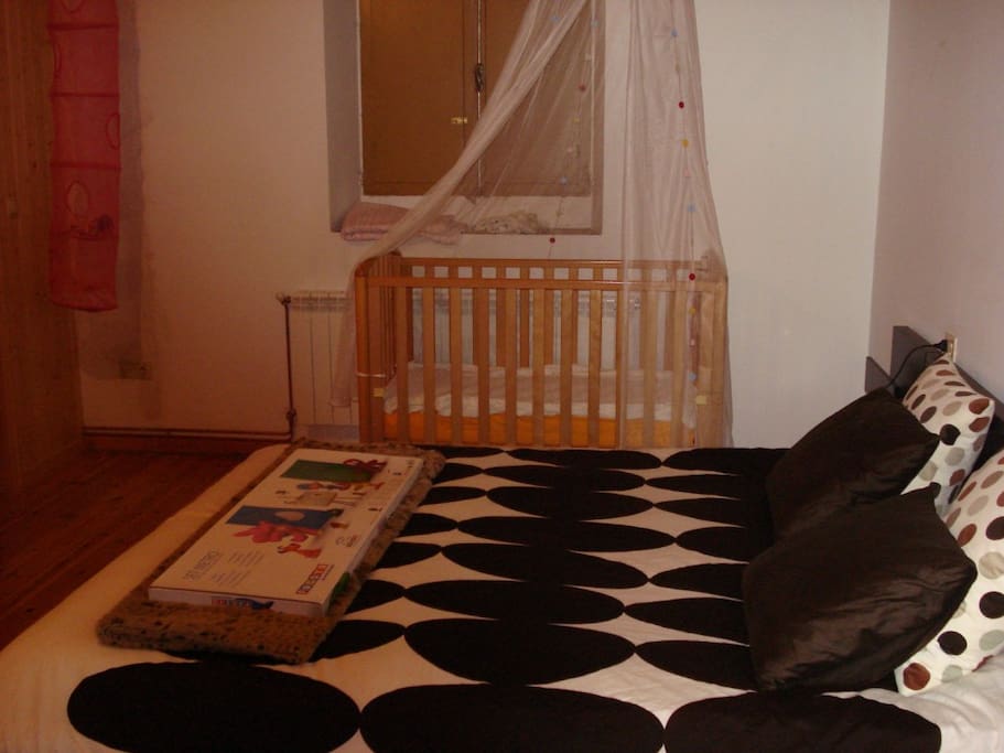 Una de las habitaciones de las tres existentes