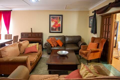 Golden Room - Near OR Tambo Airport & Highways!