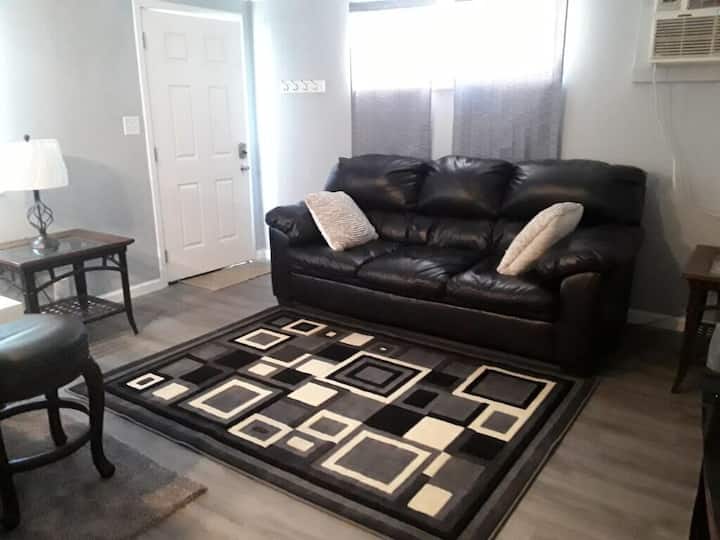 Modern Sophisticated Apt. Near Okc Fairgrounds - Lake Overholser, OK