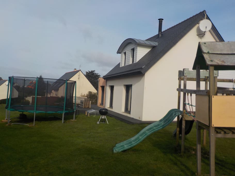 trampoline et toboggans pour les enfants + barbecue