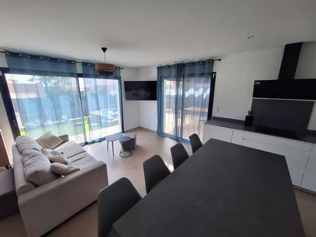 Entire home with 2 bedrooms in Saint Laurent De La Salanque - Villa plein pied avec piscine chauffée privée
