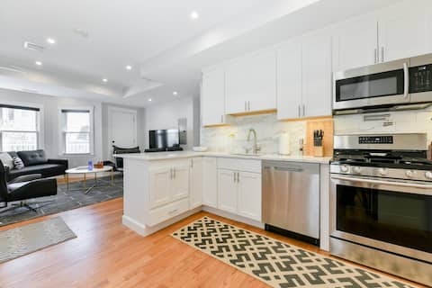 Popular Airbnb listing: NEWLY RENOVATED SPACIOUS AND LUXURIOUS NEAR CASINO in Everett